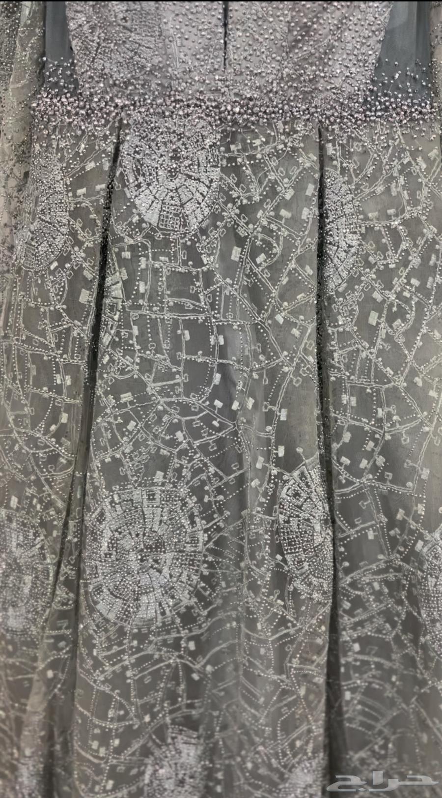 فستان سهرة أنا أخده بي 900 بس شوي مقطوع في رقبه أبيعه 30064453944295810113