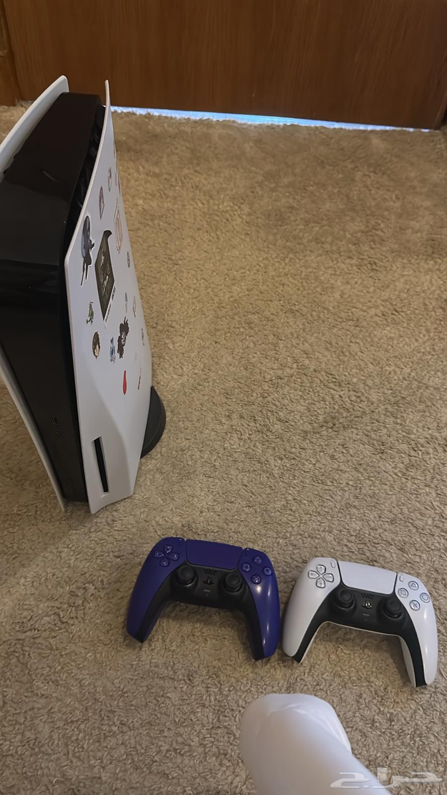 Sony 5 very clean with box and comes with two controllers64463196972289112