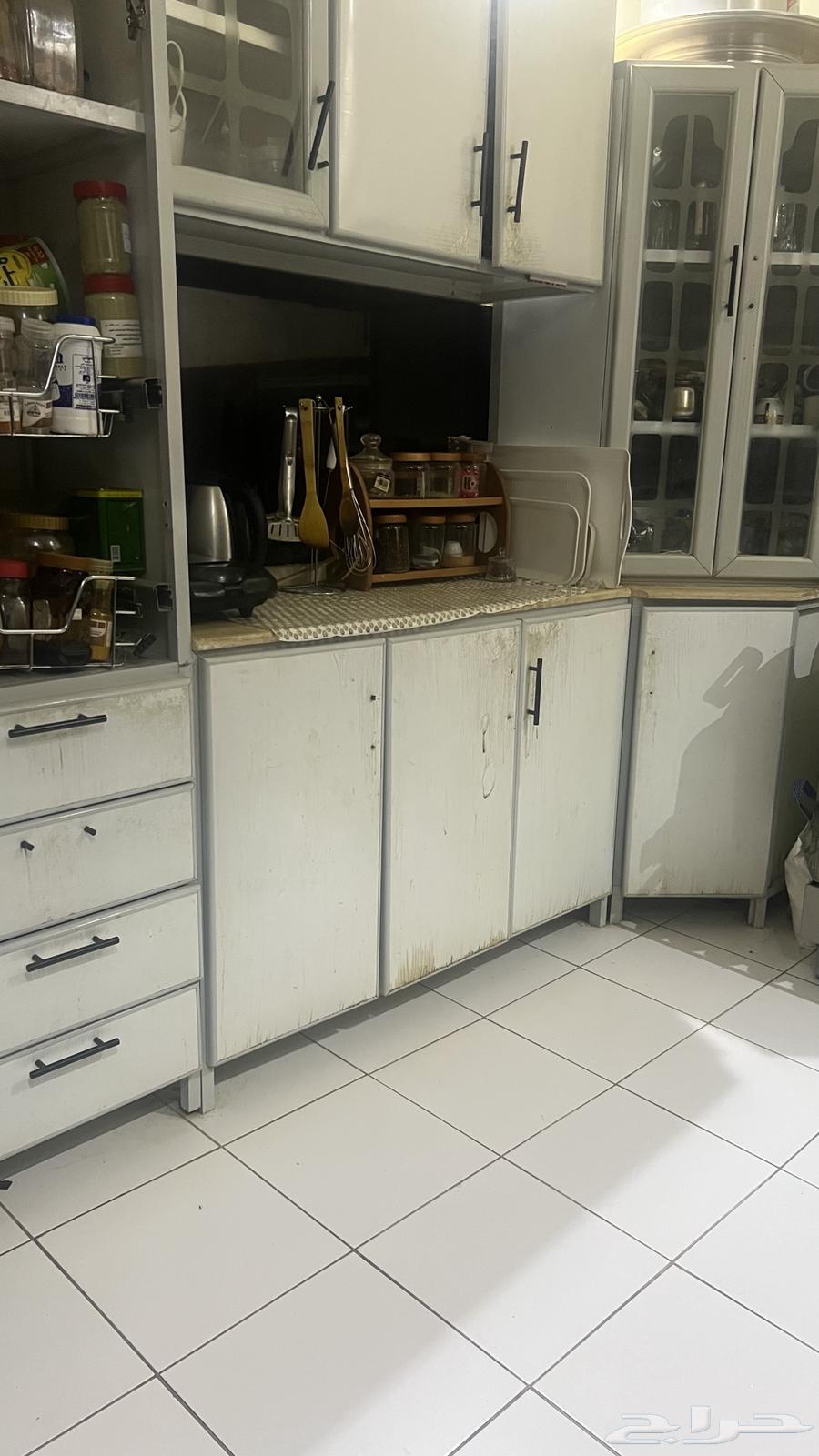 دولاب مطبخ مستخدم 100 ريال ولمبتين ثريه 100 ريال و3 مرايا64461416777603111