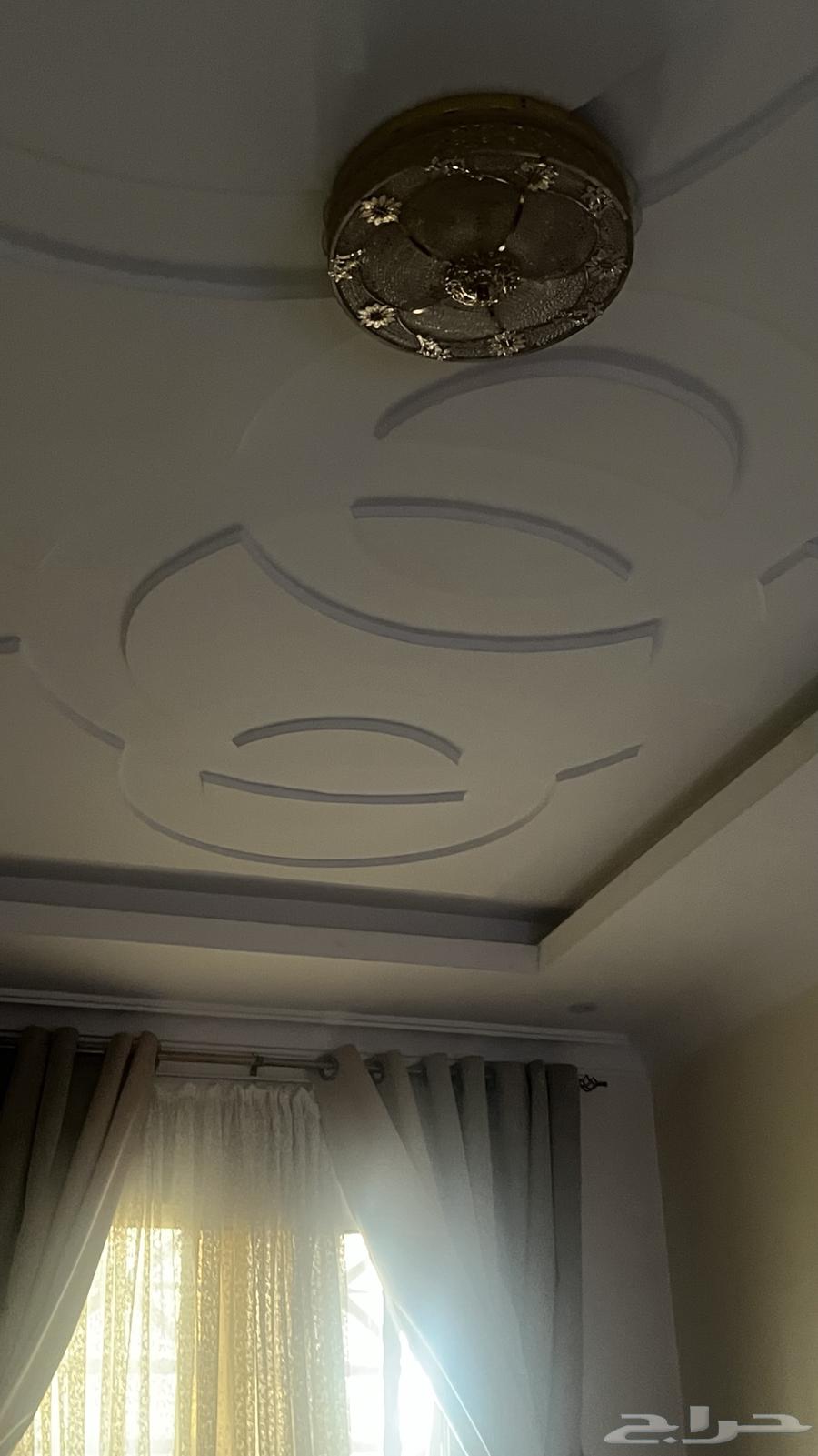 دولاب مطبخ مستخدم 100 ريال ولمبتين ثريه 100 ريال و3 مرايا64461416777603112