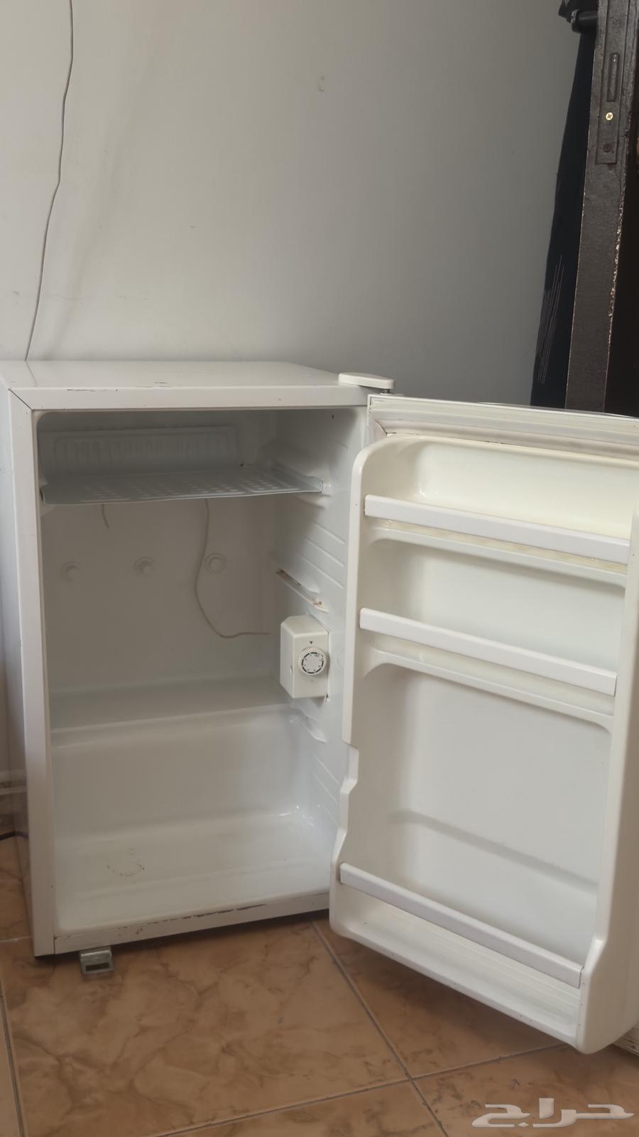 Refrigerator, windows, bed64461131444611111