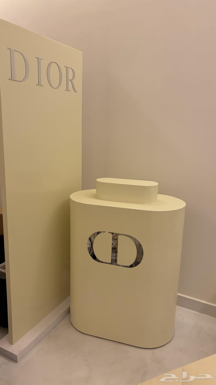 كورنر طاولة ديور مع خلفيه للبيع64459714031745111