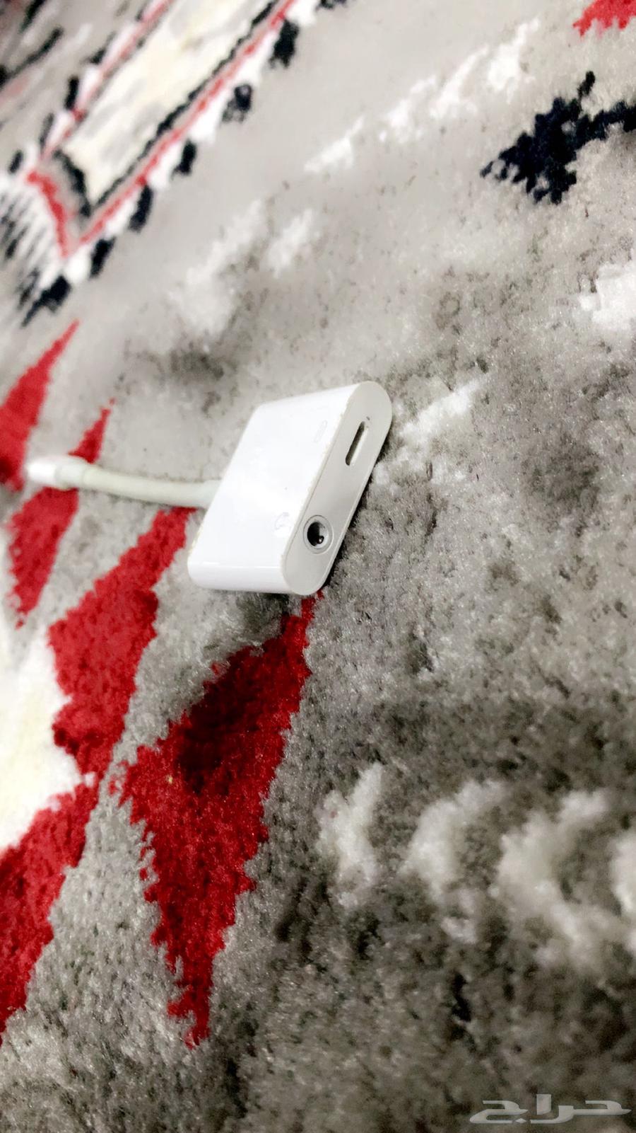 iPhone dual-port adapter for headphones and charging, used for less than a month64458258911746111