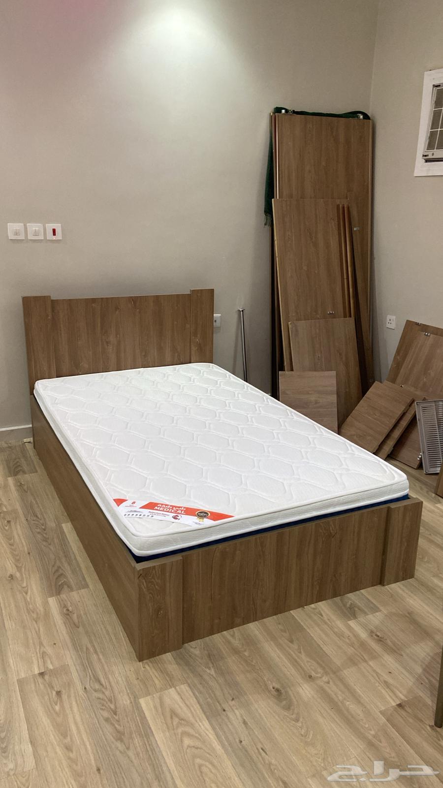 للبيع سرير نفر ونص مع كومدينه ومكتب64460748489601111