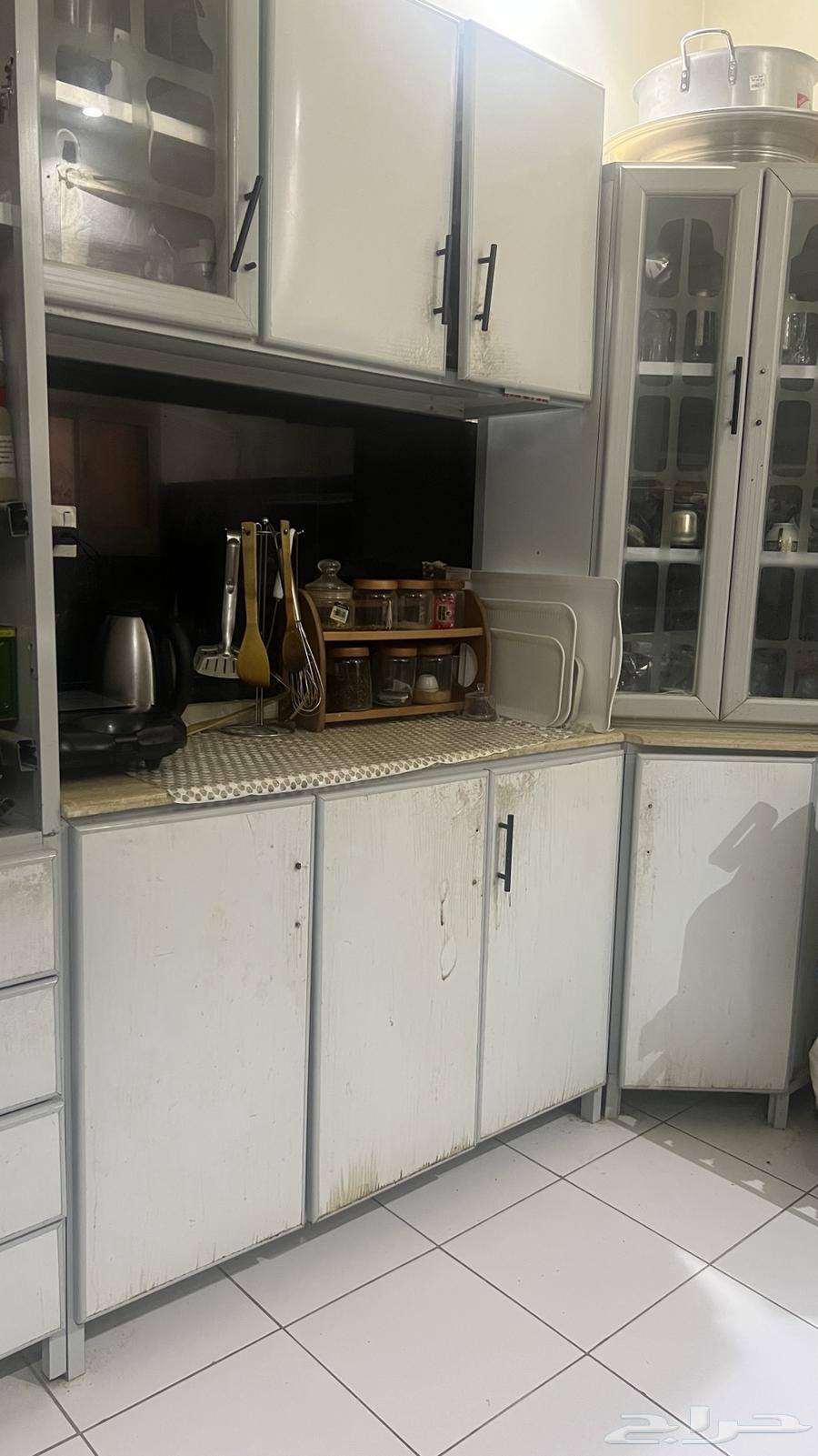 دولاب مطبخ مستخدم 100 ريال ولمبتين ثريه 100 ريال و3 مرايا64461416777603110