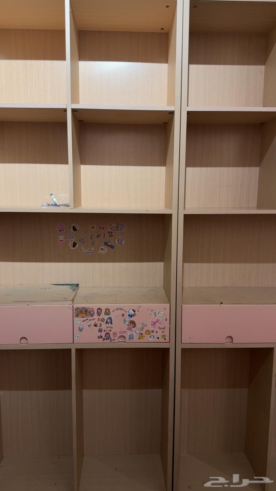غرفه نوم بنات ورديه مستخدم سريرين ونفر ونص كل سرير ودولابين64444365259650113