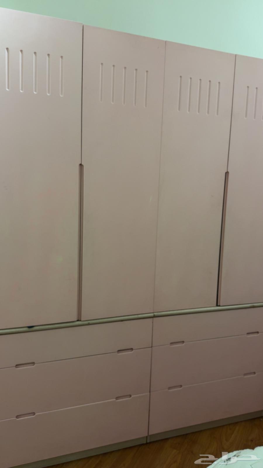 غرفه نوم بنات ورديه مستخدم سريرين ونفر ونص كل سرير ودولابين64444365259650110