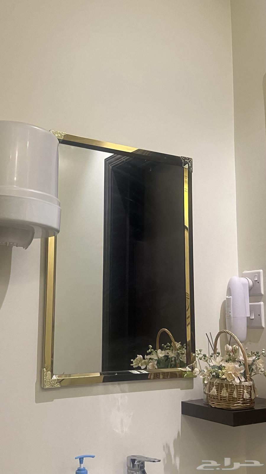 دولاب مطبخ مستخدم 100 ريال ولمبتين ثريه 100 ريال و3 مرايا64461416777603113