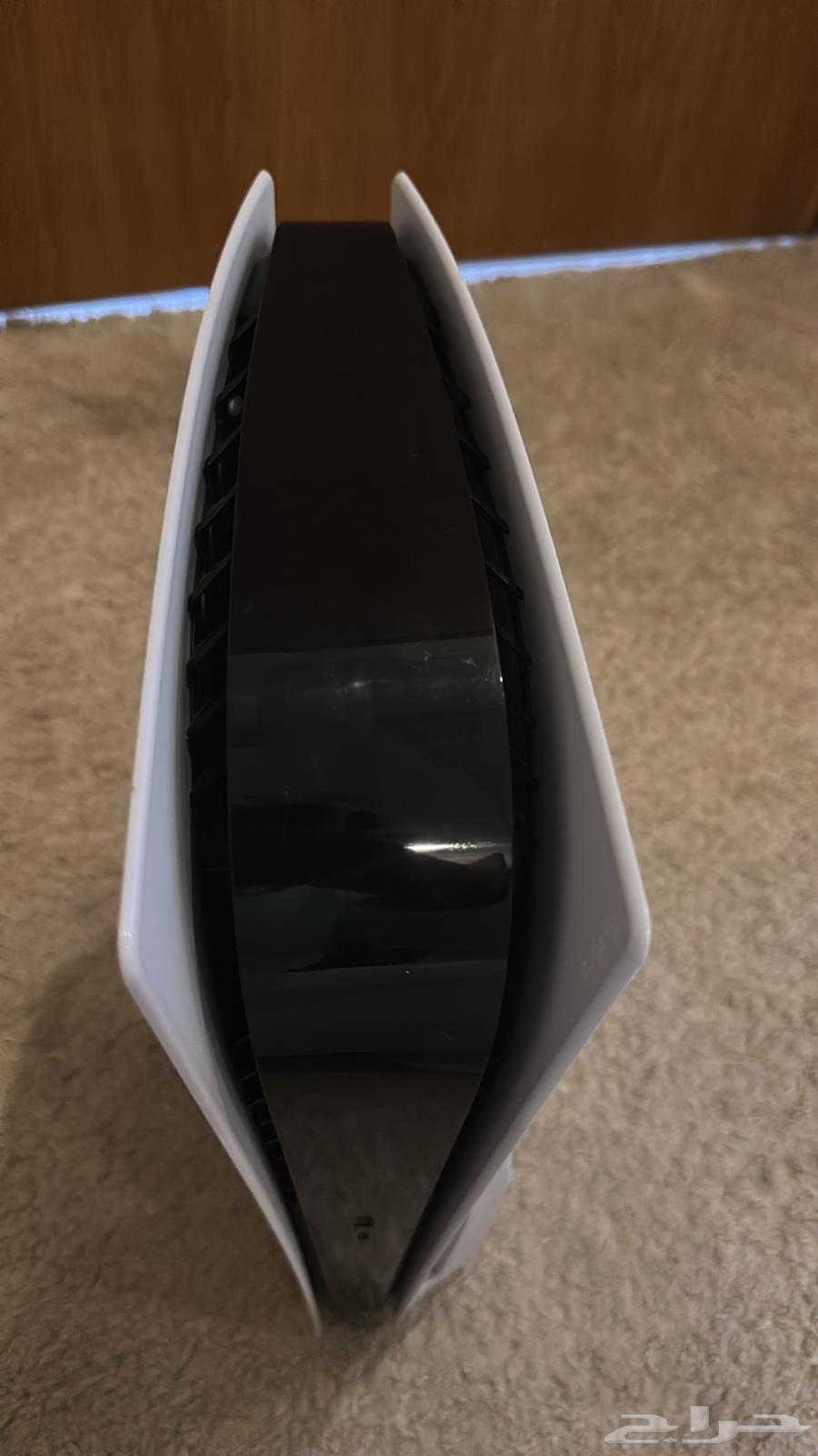 Sony 5 very clean with box and comes with two controllers64463196972289113