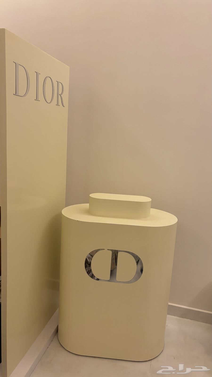 كورنر طاولة ديور مع خلفيه للبيع64459714031745110