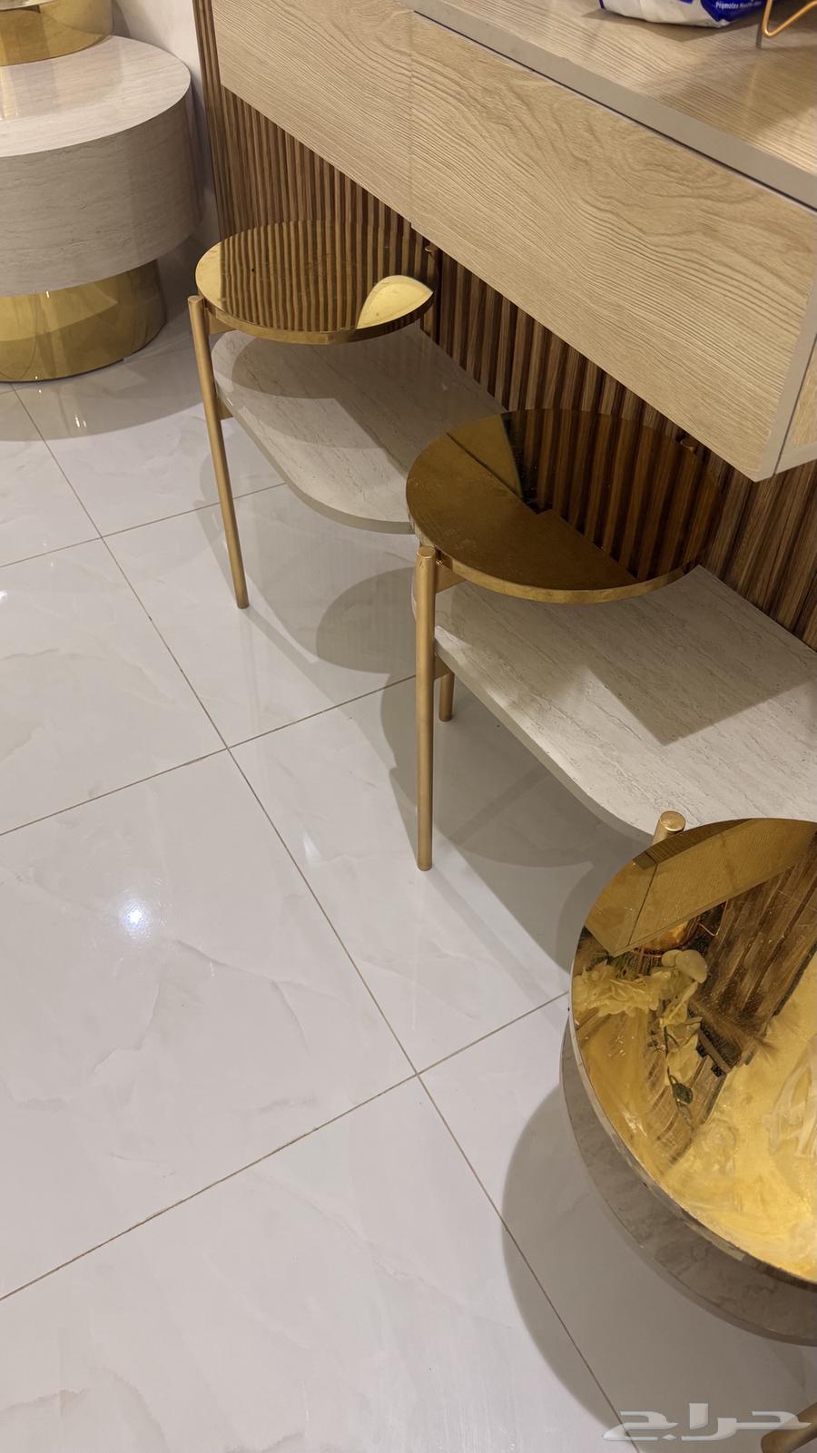 طاولة للبيع64457282631297110