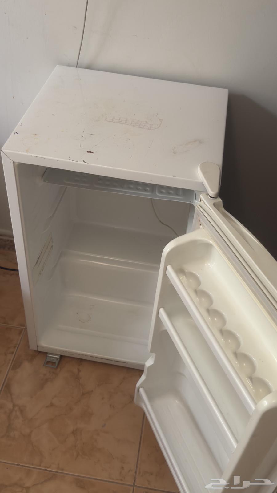 Refrigerator, windows, bed64461131444611112