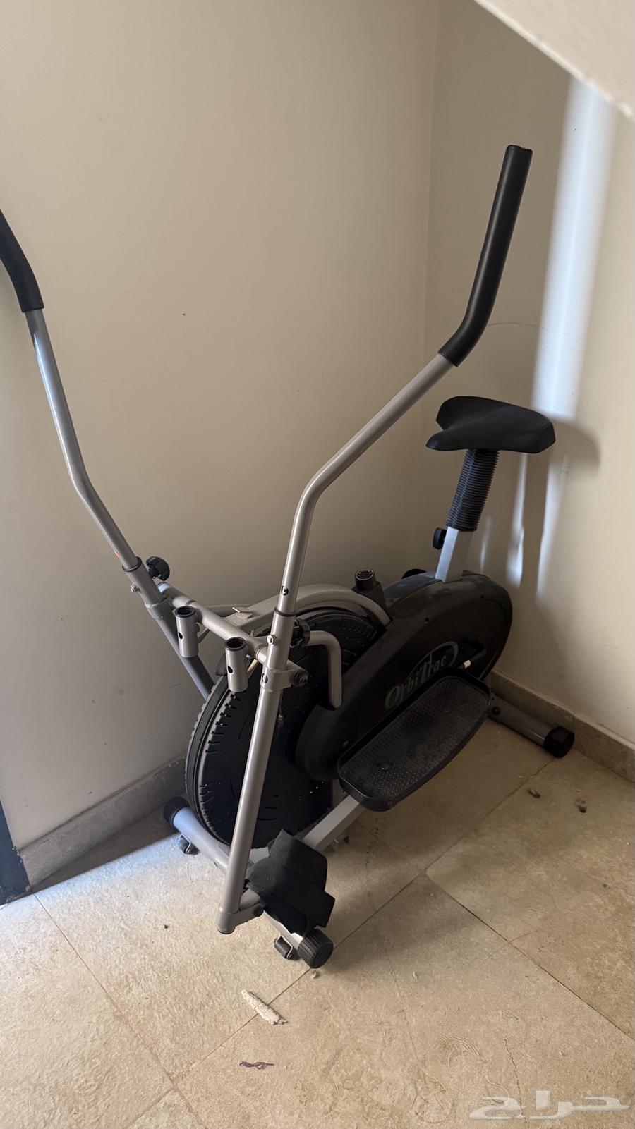 دراجه رياضه ثابته شبه جديده يبغالها شد صامل الرجل بس64462471958531111