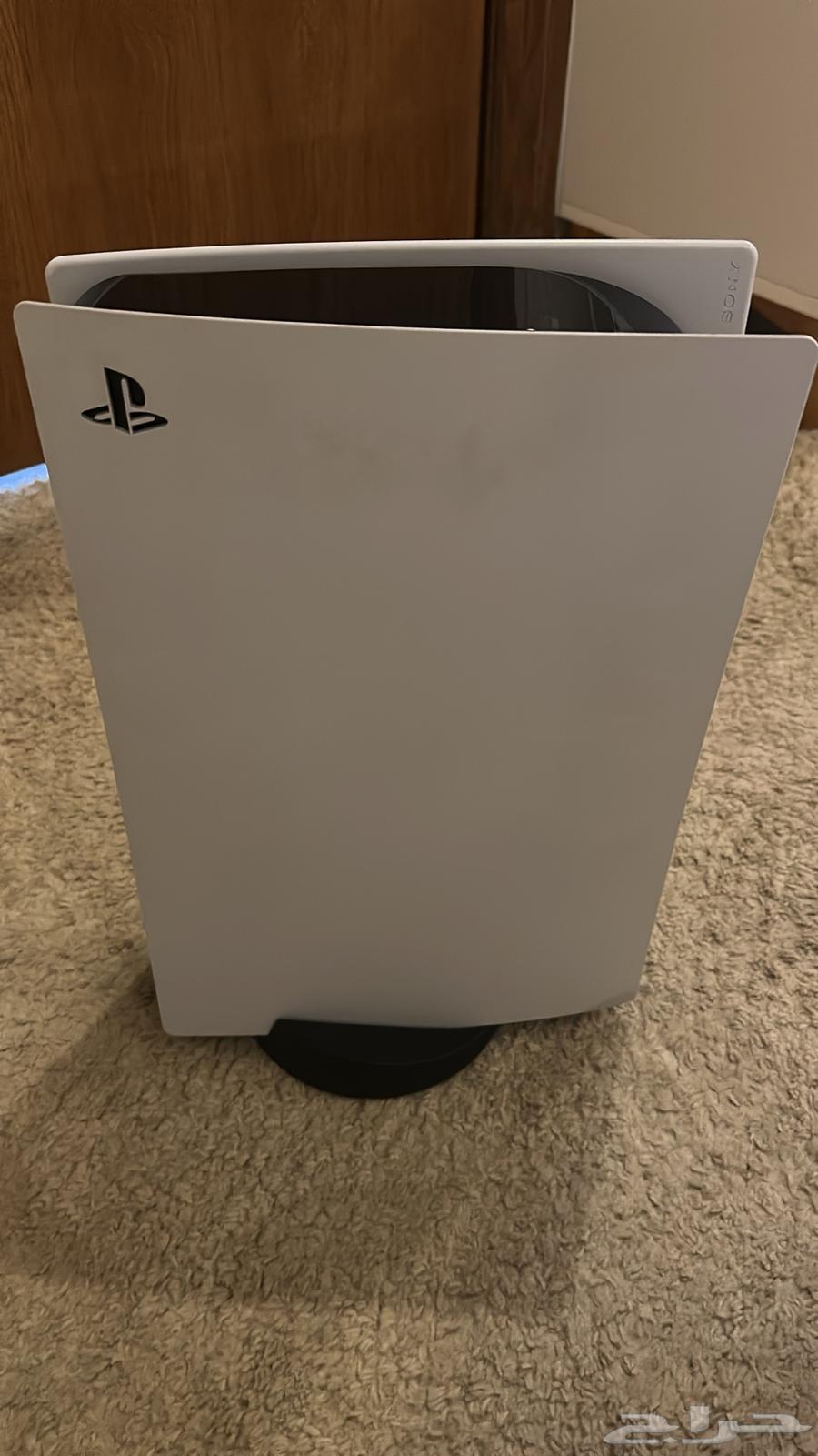 Sony 5 very clean with box and comes with two controllers64463196972289114