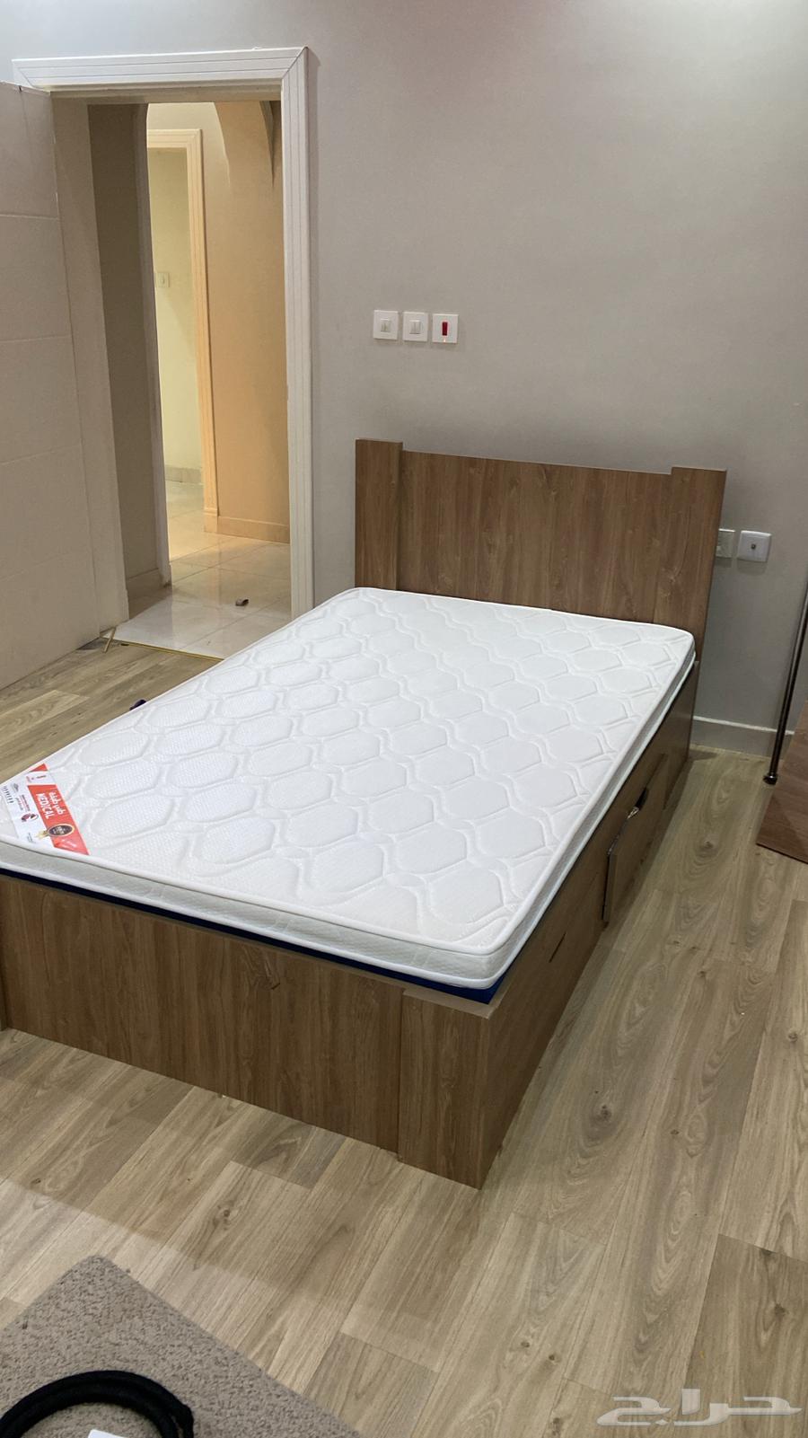 للبيع سرير نفر ونص مع كومدينه ومكتب64460748489601110