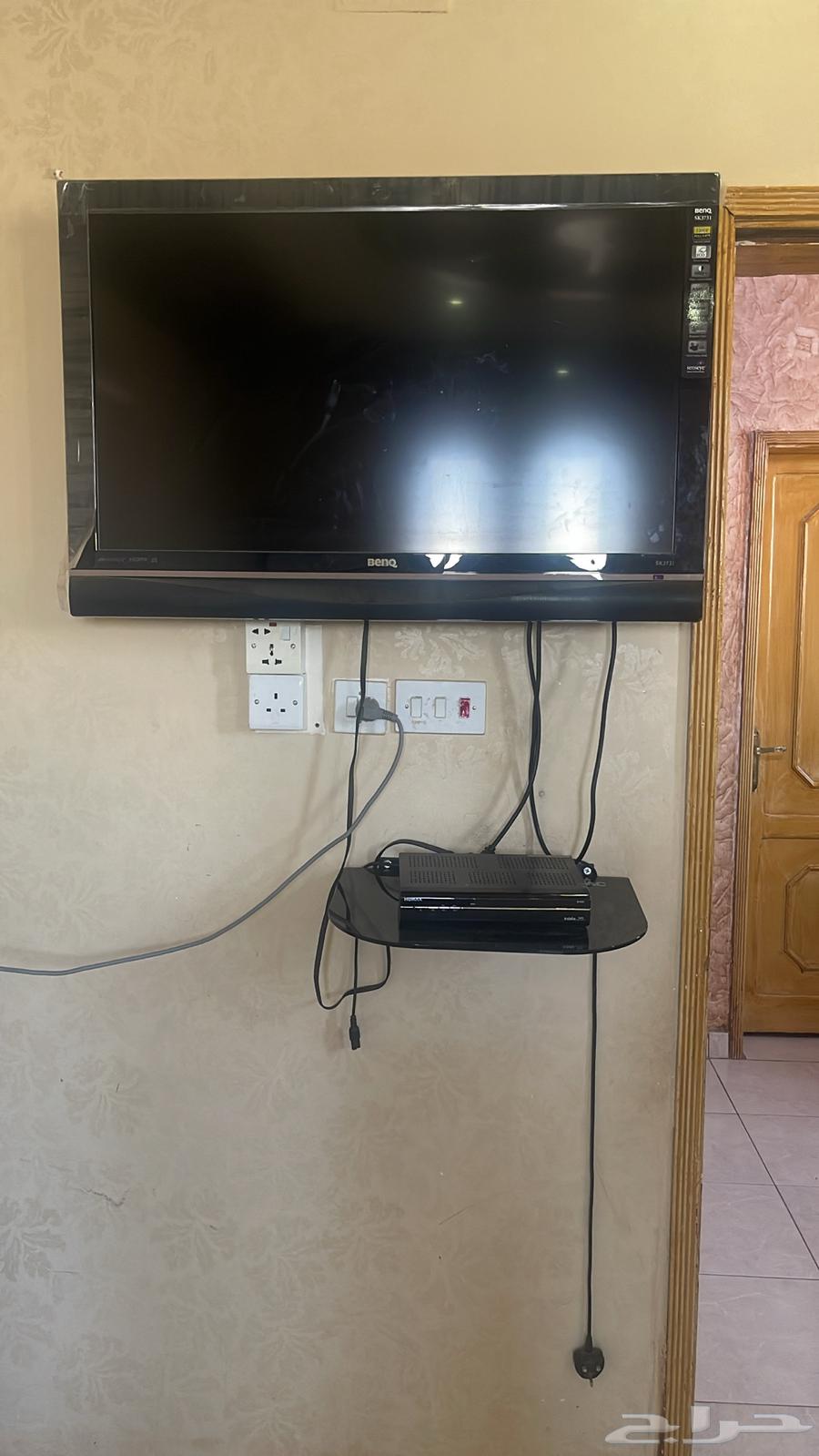 Selling TV with stand, receiver, and its shelf64457309547650110