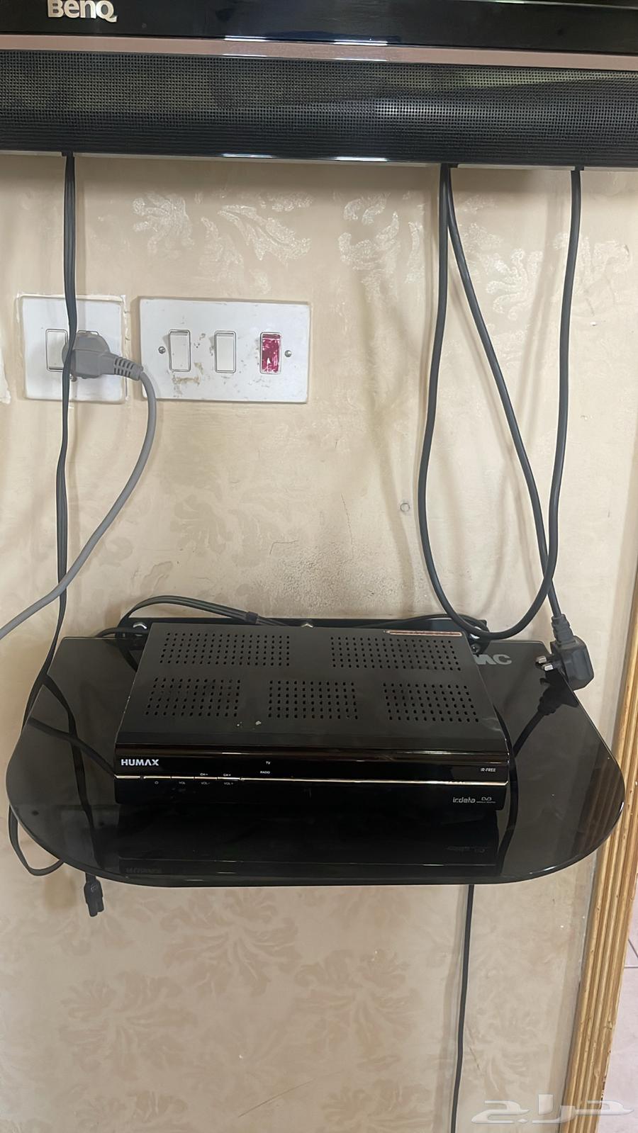 Selling TV with stand, receiver, and its shelf64457309547650113