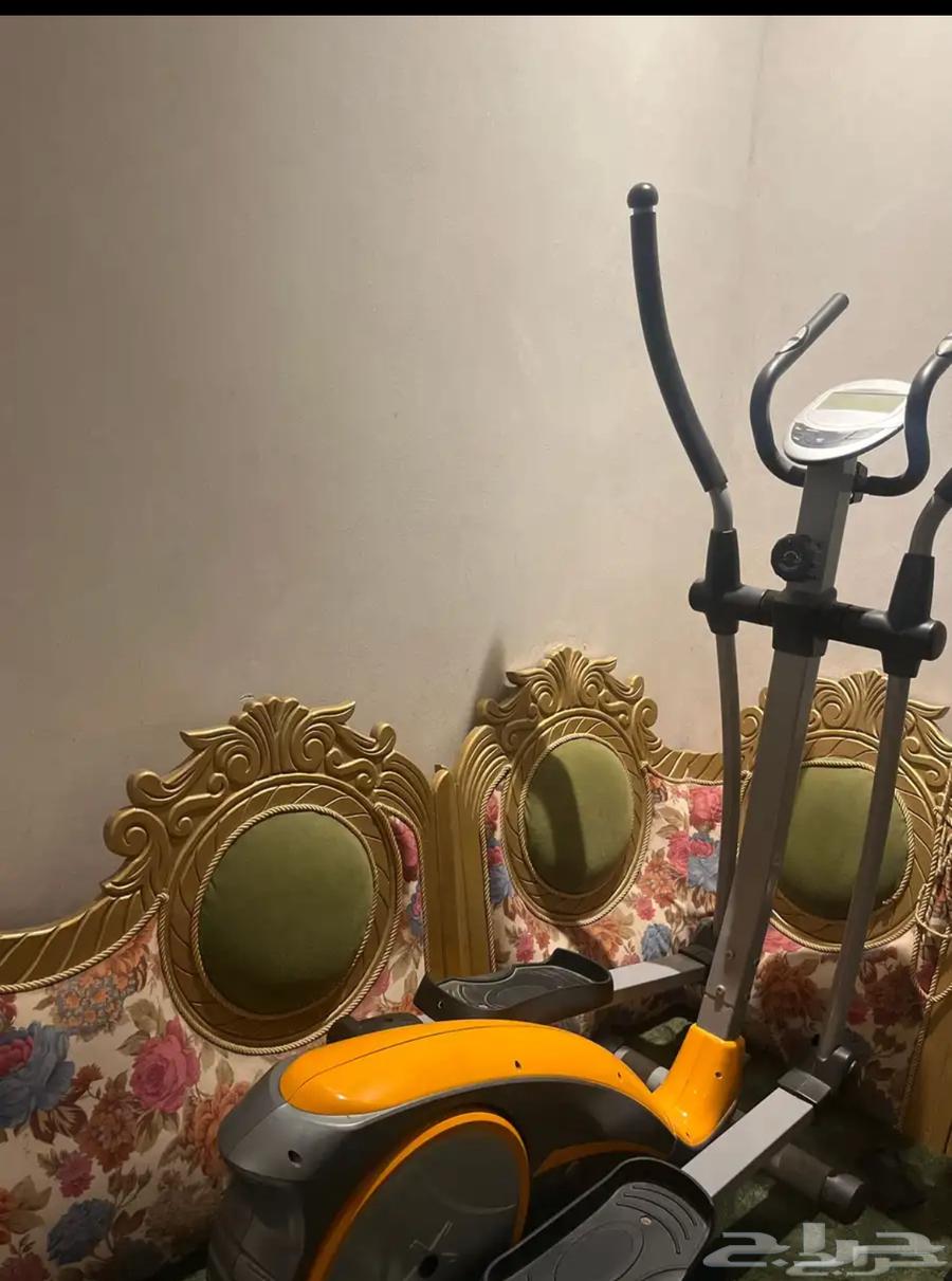 طاولة L و غزال طائر وشنطة كوتش للبيع64461035548546112