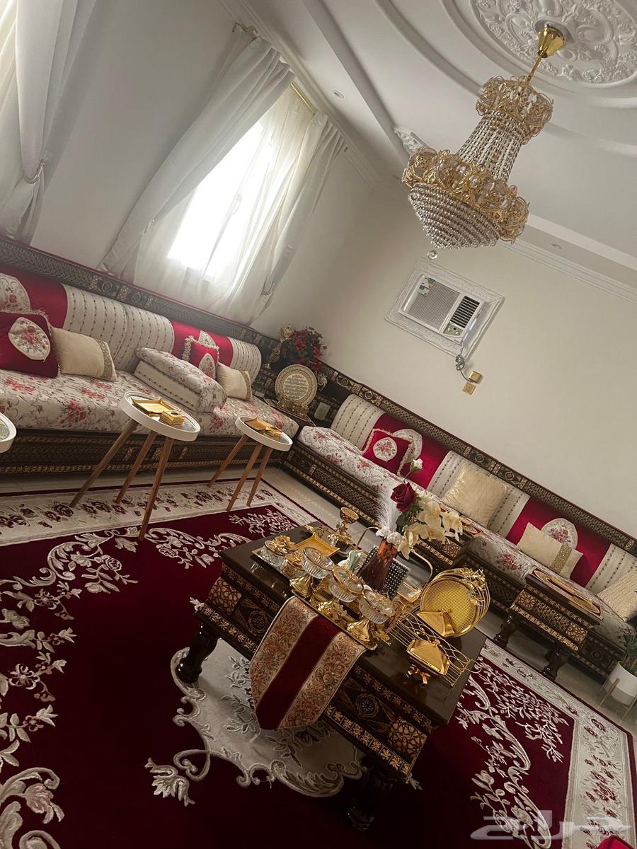 Sofa with three side tables64462376402305110