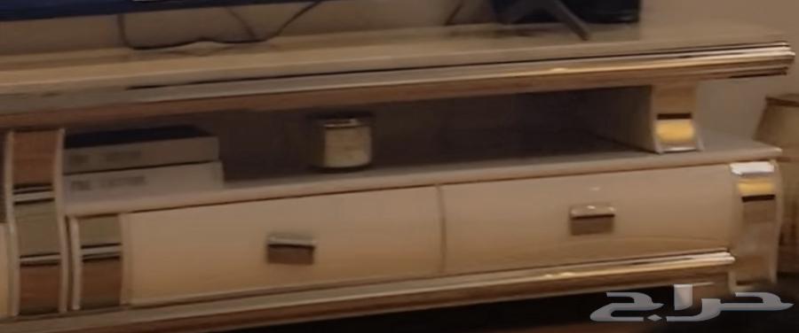 طاوله T.V نظيفه لايوجد بها اي عيوب64458184862721113