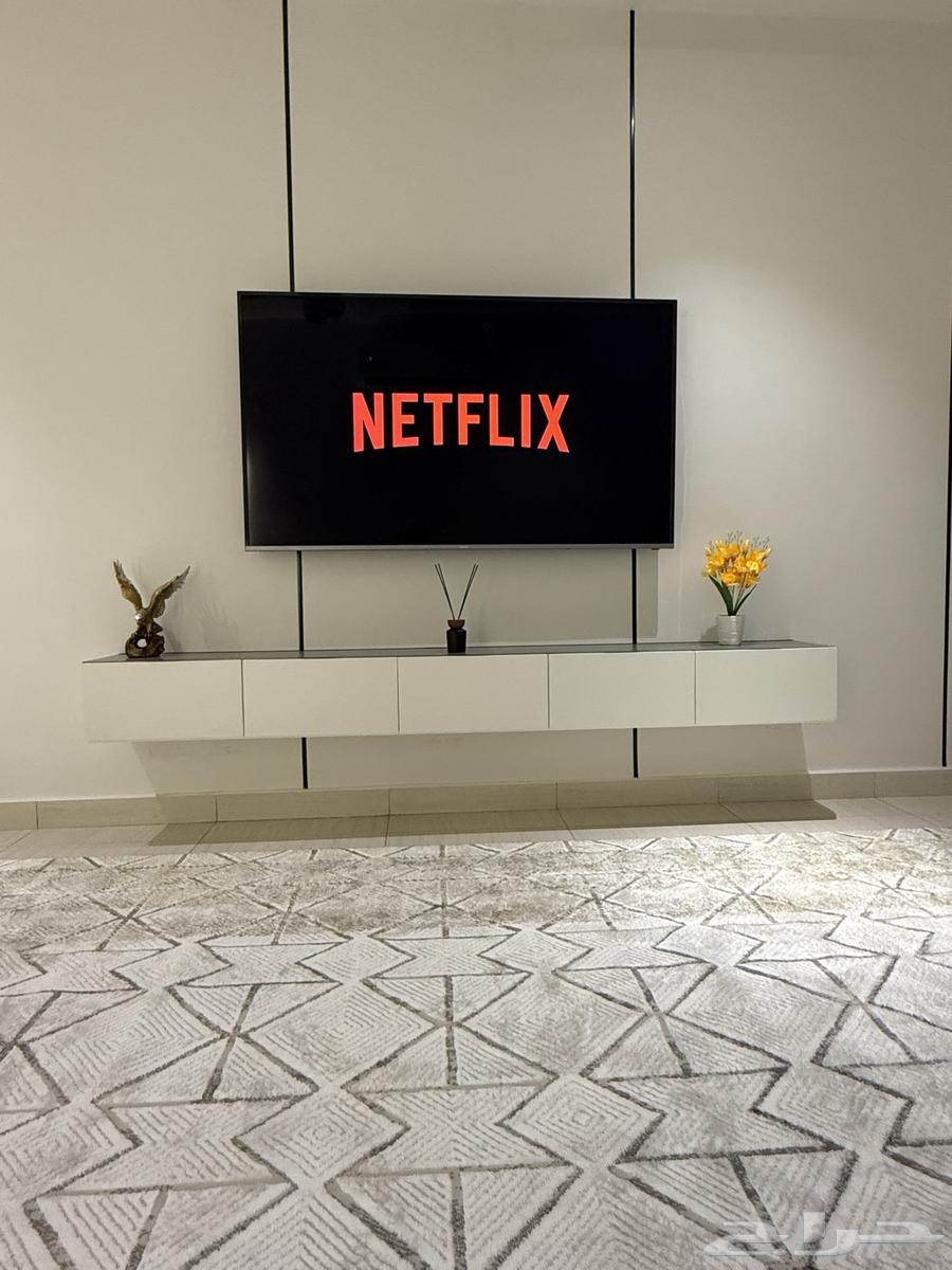 تلفزيون 65 بوصة نظيف وممتاز للبيع64463627839618110