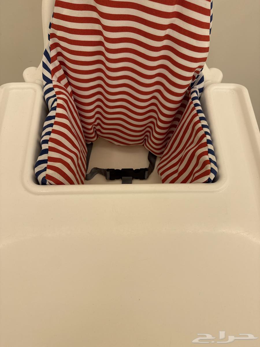 كرسي ايكيا للأطفال بحاله ممتازه جدا  مع لباد الظهر64463889172481111