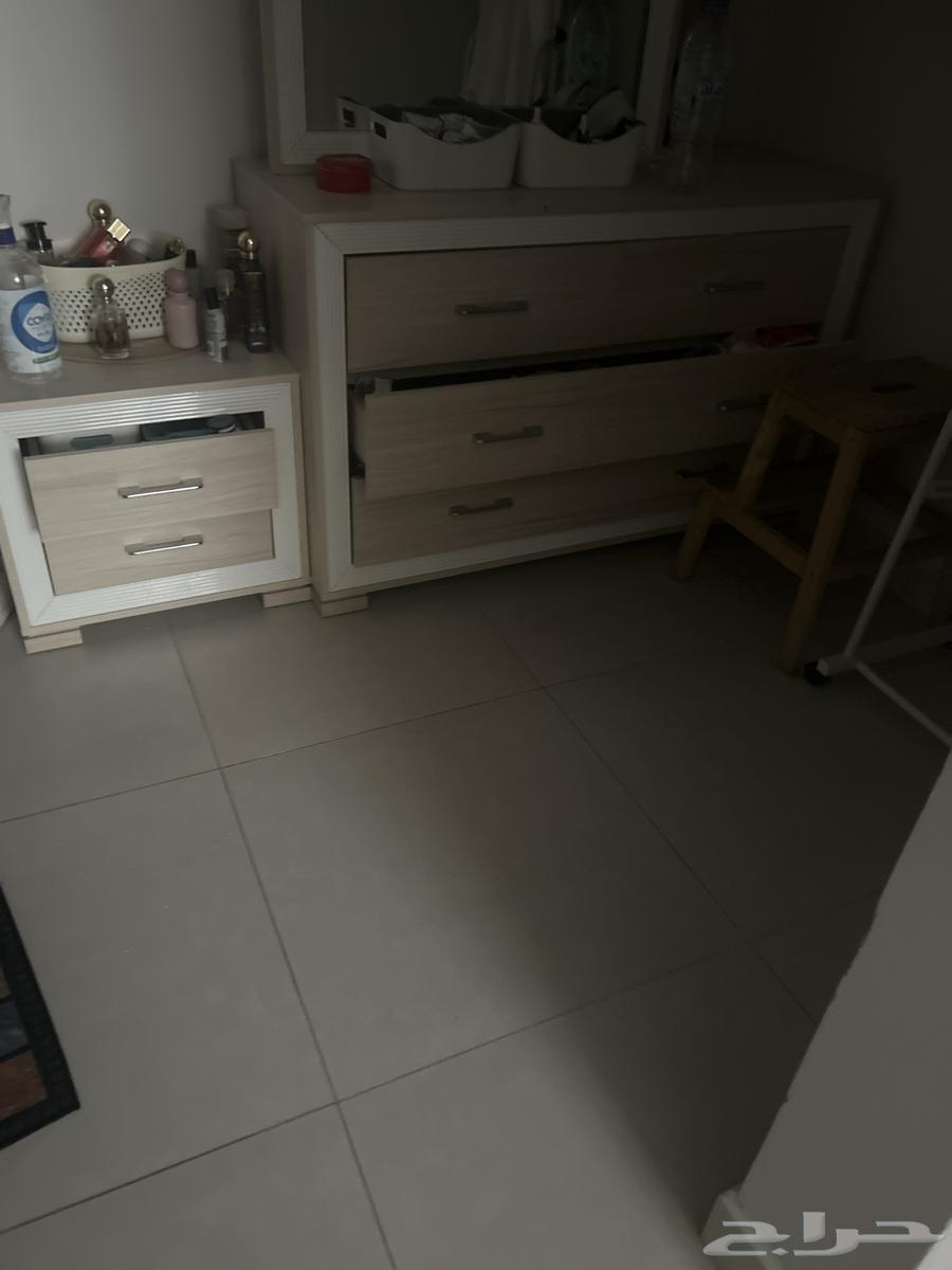 Bed, dresser, and two nightstands 264460926248577111