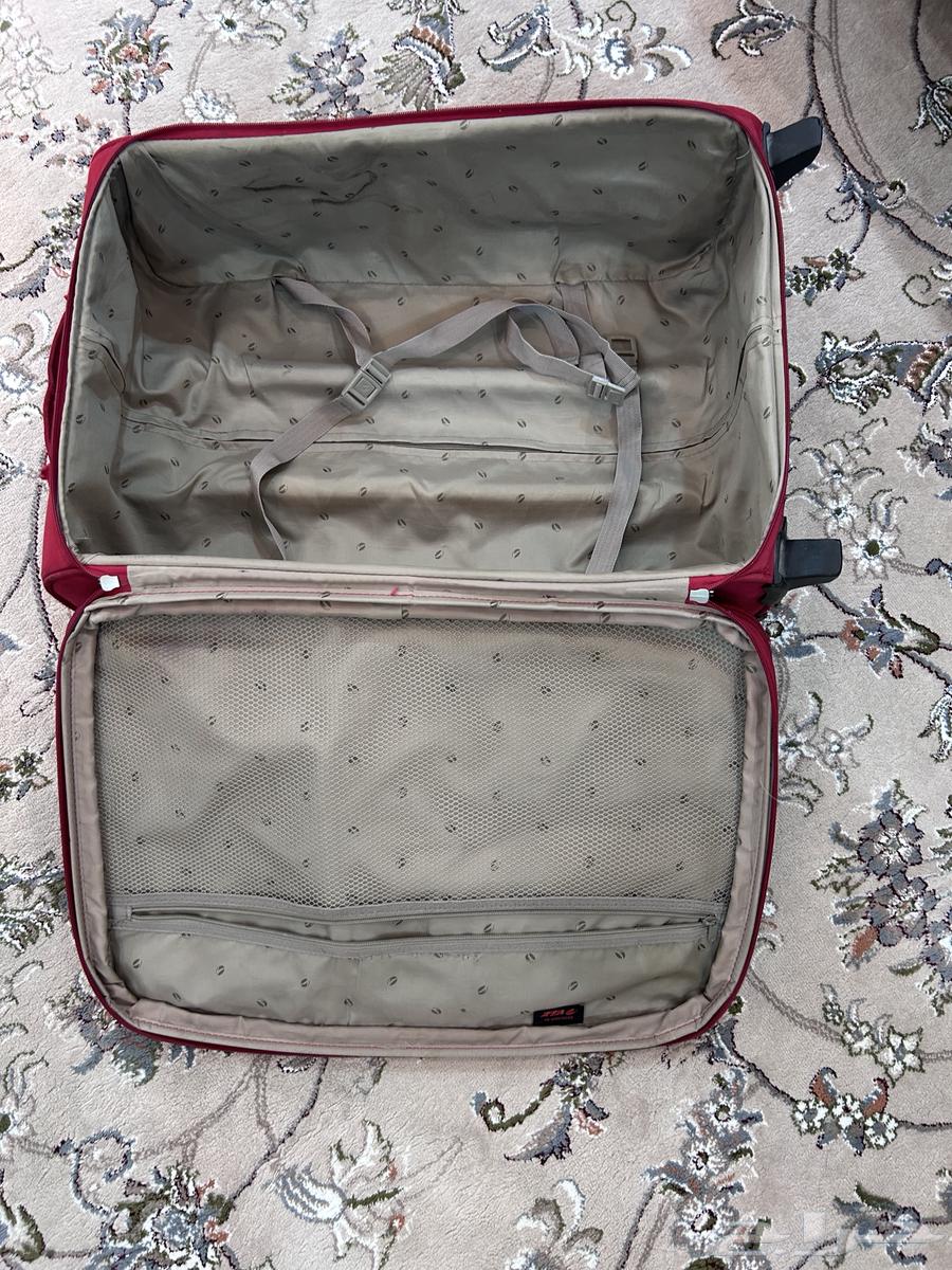 شنطة سفر حمراء 25 كيلو تقريبا64459334587906110