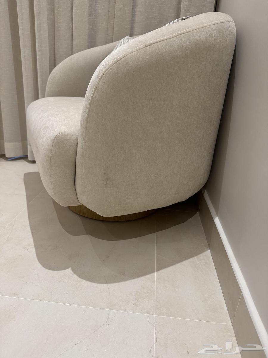 A new sofa with a golden base64460625225857111