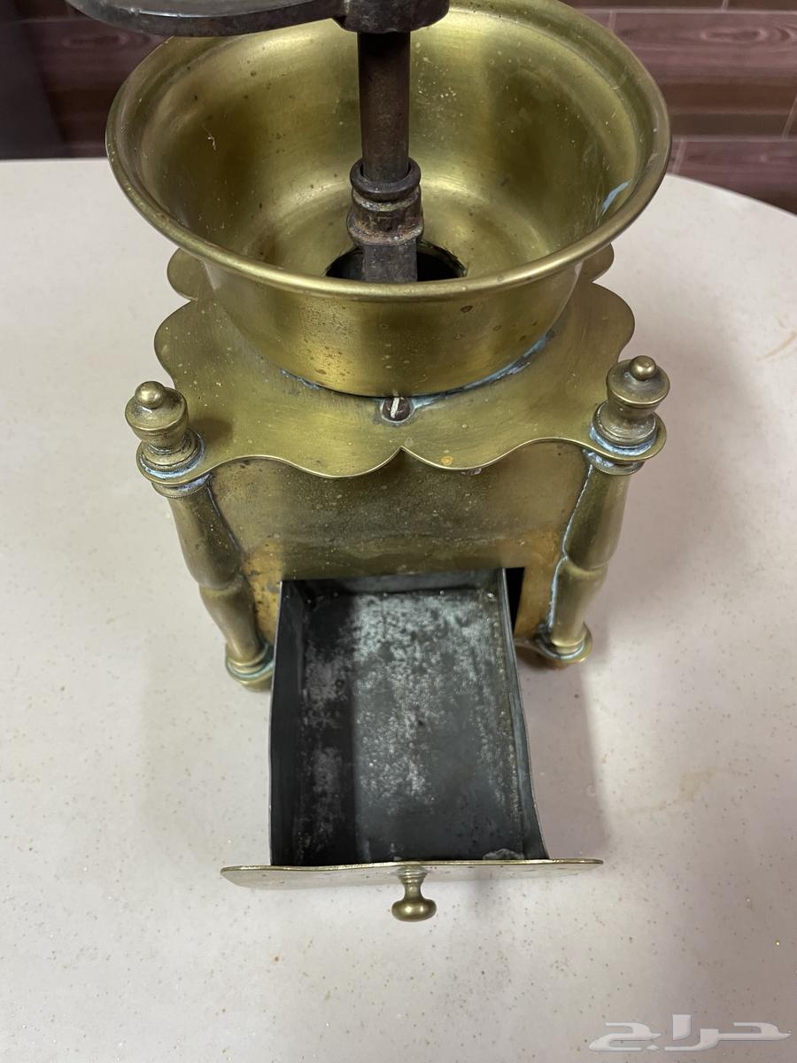 مطحنة يدوية تراثيه قديمه64459983637763111