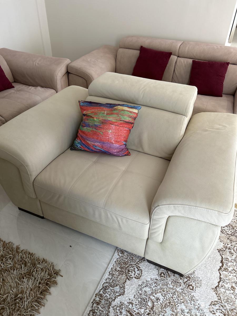 Three-piece sofa (two large pieces and one small piece) in excellent and clean condition64460270021890112