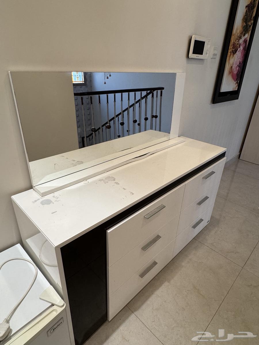 Table with mirrors64462760120578111