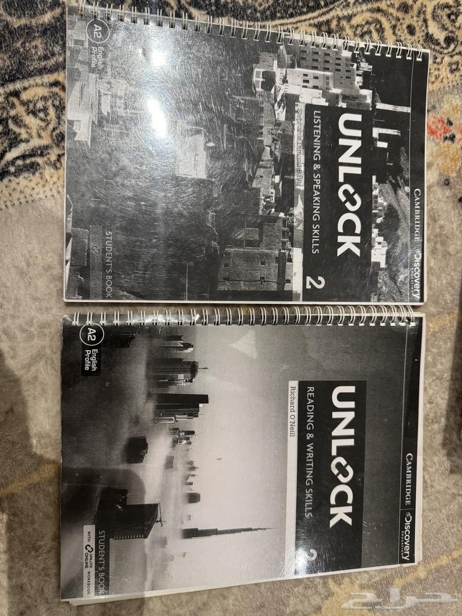 للبيع  كتابين Unlock A2 إنجليزي   شبه جديدة64457473606659110
