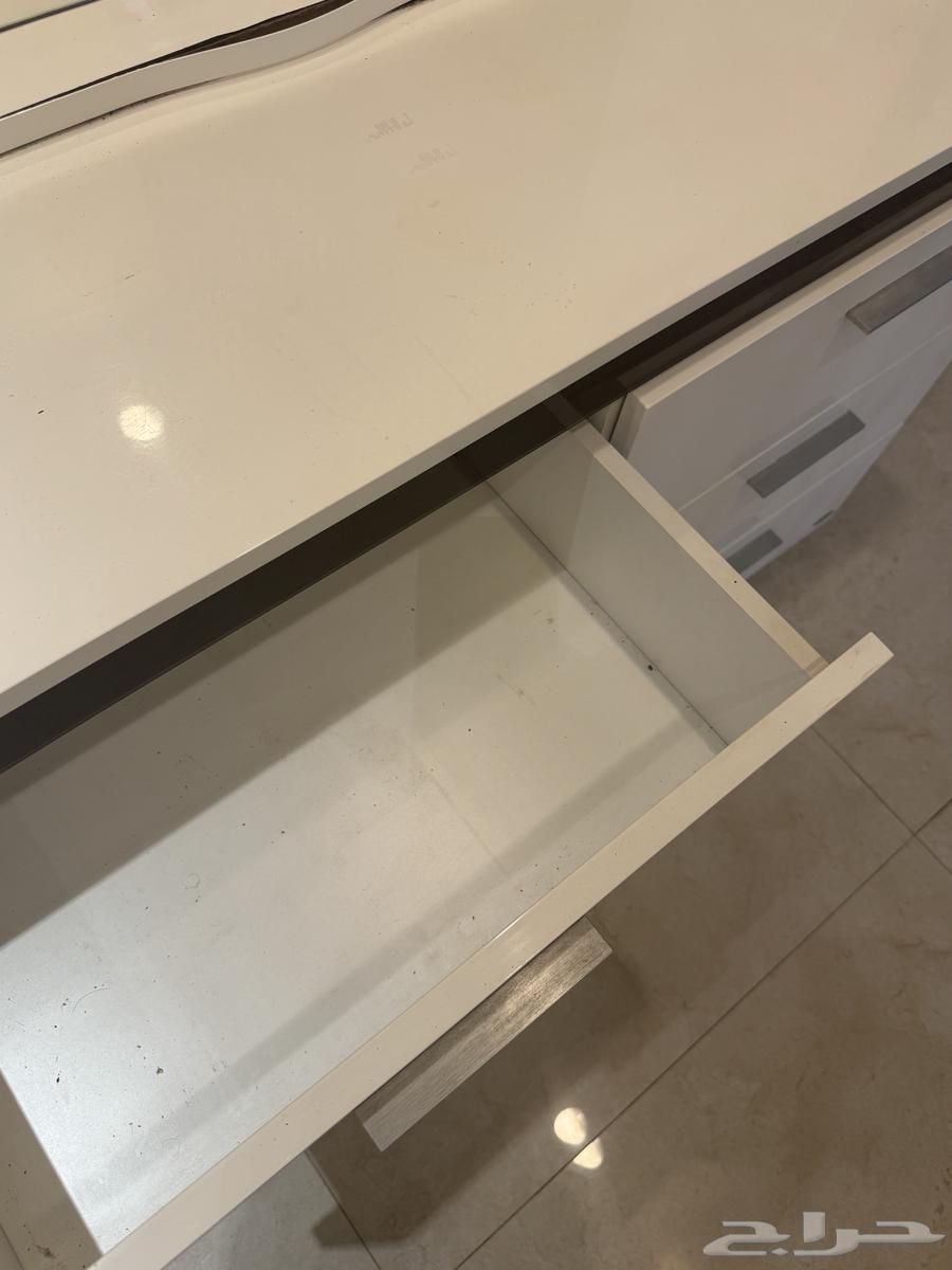 Table with mirrors64462760120578112