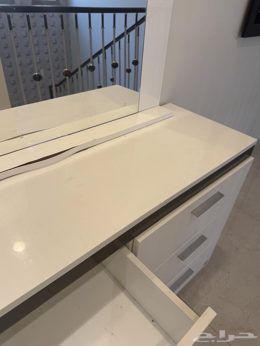 Table with mirrors64462760120578113