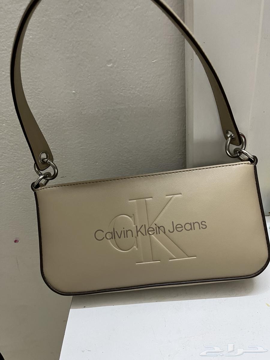 شنطة يد ماركة كالفين كلاين64463572790658110