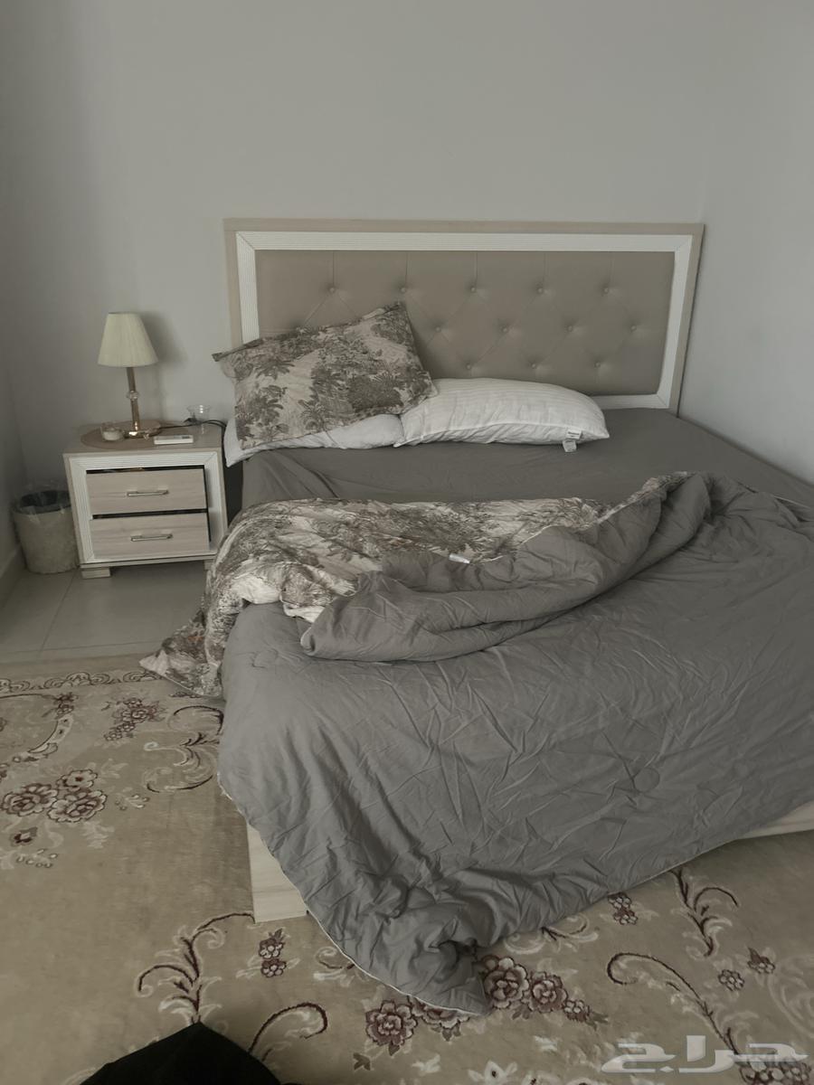 Bed, dresser, and two nightstands 264460926248577110