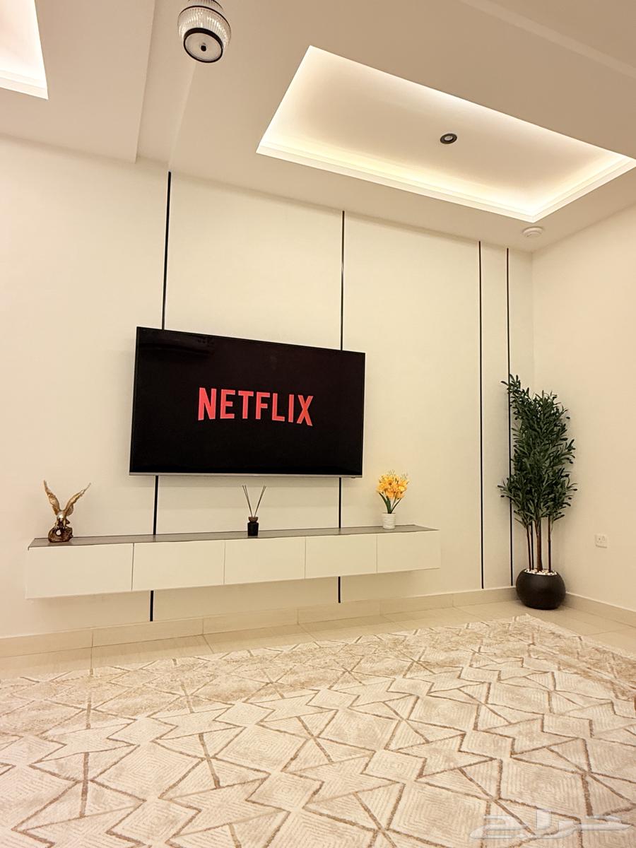 تلفزيون 65 بوصة نظيف وممتاز للبيع64463627839618111