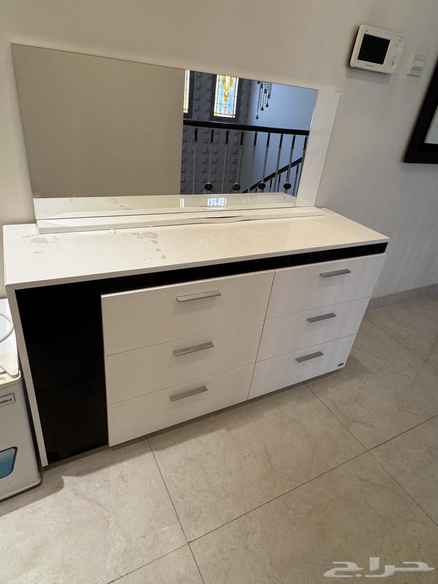 Table with mirrors64462760120578110