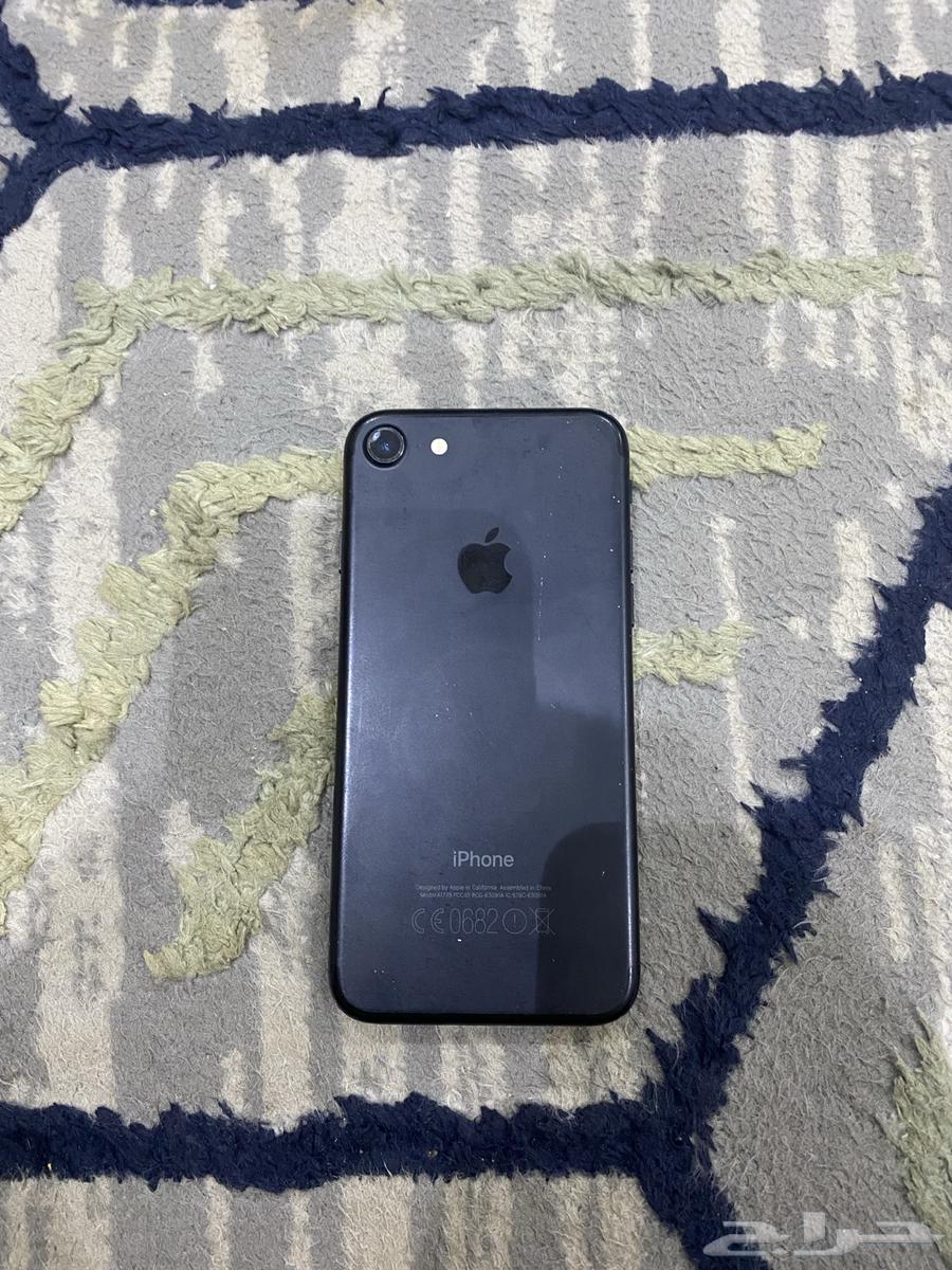 iPhone 764462376378498113