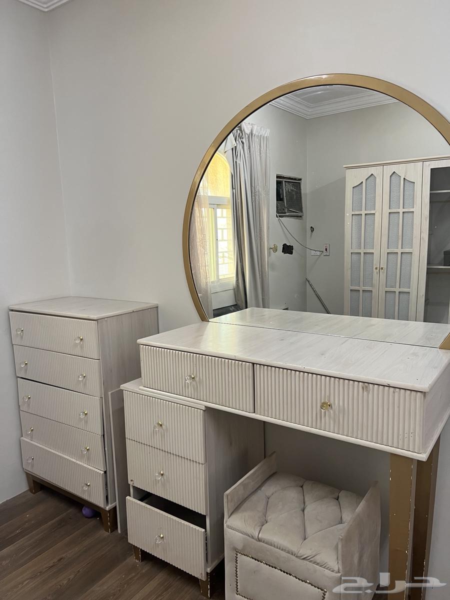 Bedroom with table and TV table64459123998595111