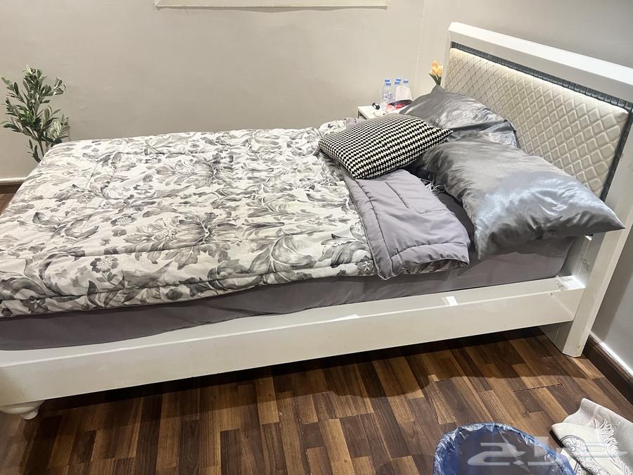 سرير وكمدينه للبيع بدون المرتبه مقاس السرير 120سم في 20064464125259139110