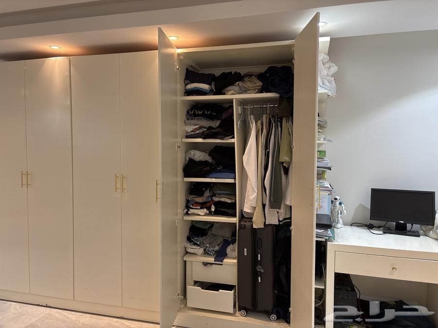 غرفة ثلاث اسرة مع دولاب كبير وطاولة دراسة للبيع64460652862082111