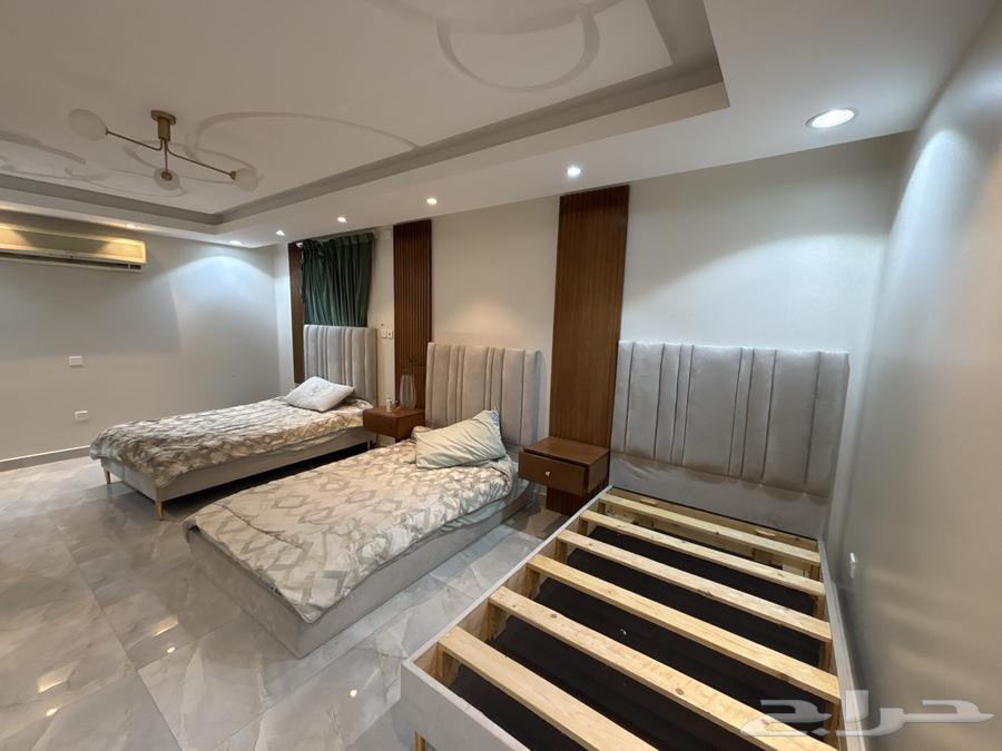 غرفة ثلاث اسرة مع دولاب كبير وطاولة دراسة للبيع64460652862082110