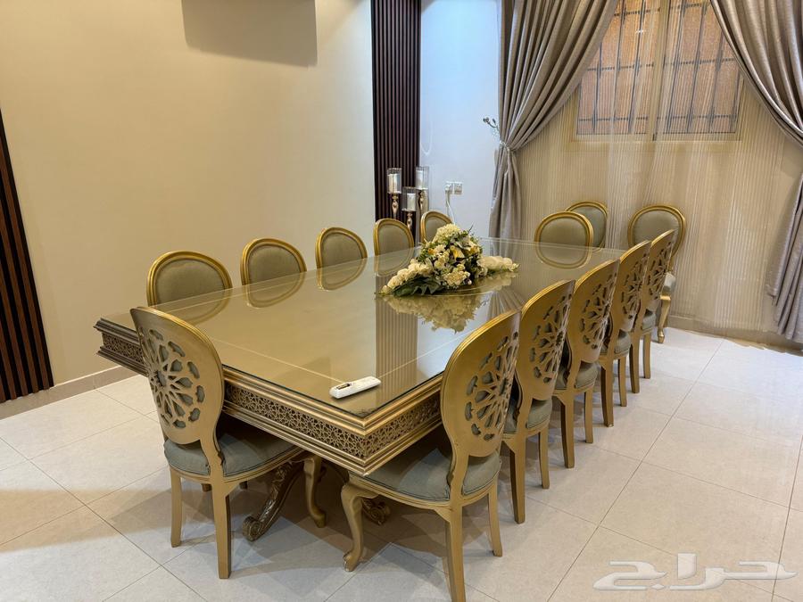 طاولة طعام مع بوفيه شبه جديدة64462910217859111