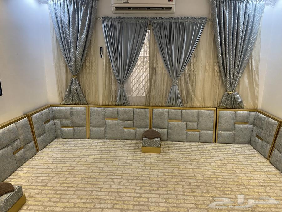 Set of four cushions and three curtains of the same color64461499314945110