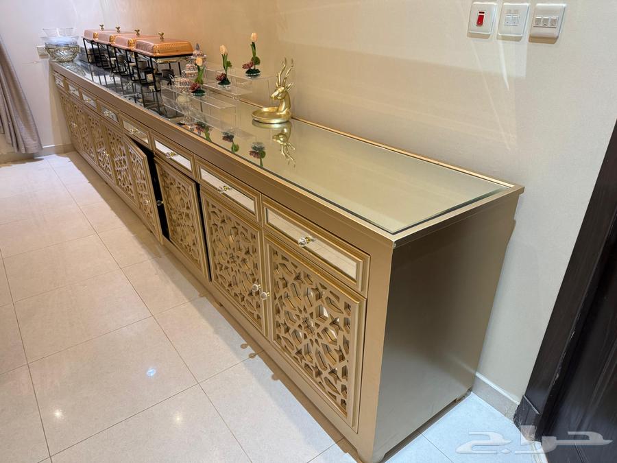 طاولة طعام مع بوفيه شبه جديدة64462910217859112