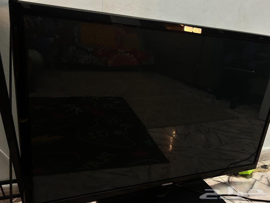 تلفزيونين واحد تقريبا 40 بوصه والثاني 32 بوصه64460638954369110