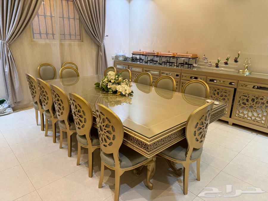 طاولة طعام مع بوفيه شبه جديدة64462910217859110
