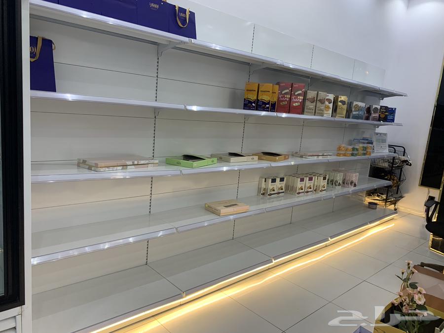 للبيع رفوف محل حلويات او بقاله شبه جديد استخدام بسيط جدا64459005749379110